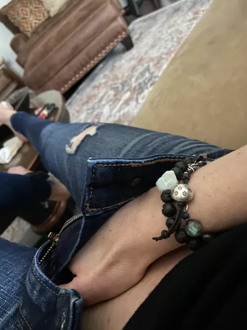 Just chillin’ 🔷 [f] Current feels #likerealpeopledo #hozier Current fragrance ~ patchouli, rose, and clove oils by MissKitty2023