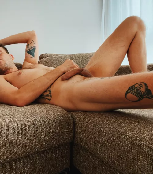 Just chillin here 😌 by Silsuf