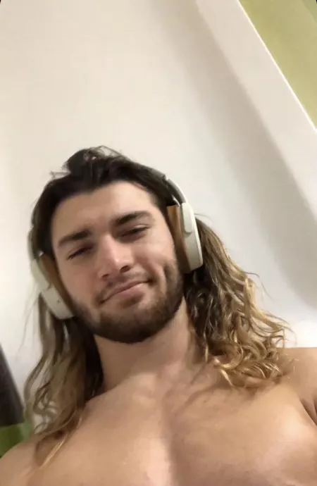 Just chillin’ by [deleted]