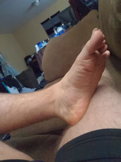 Just chillin with my feet by gayfsee