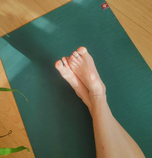 Just chllin', wanna come hang [f] [brunette] [image] by thespywhoshags