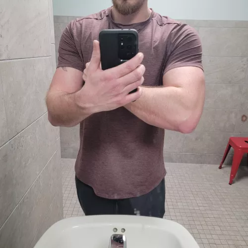 Just discovered this sub. I should train forearms more 😅 by Colossal_crunch