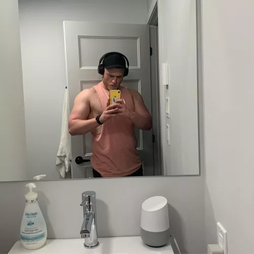 Just flexing to get the attention of my future boyfriend ;) by SimonFlamand