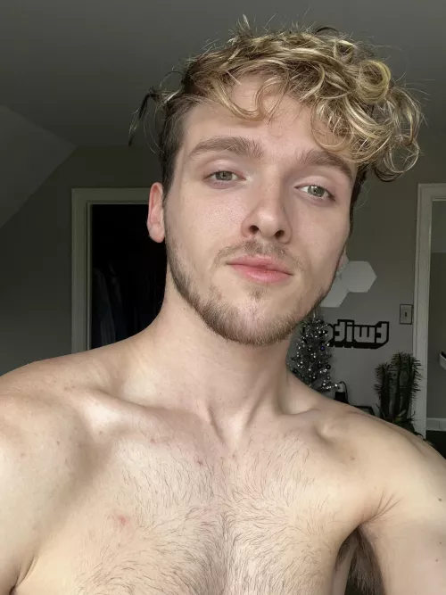 just getting up😅 good morning 💚 what’re we playing today? by beastybroo