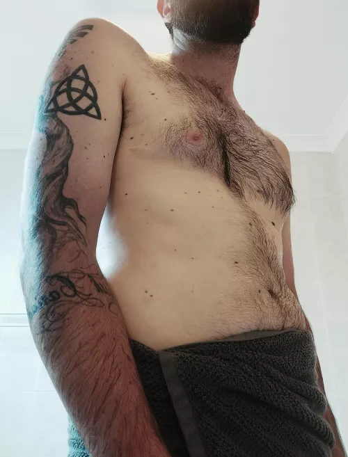 Just got out the shower, who would like to run there hands over my lovely body. by Magic_Tristan_Furvus