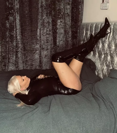 Just laying here waiting to be unwrapped for Christmas by sparkly-and-savage