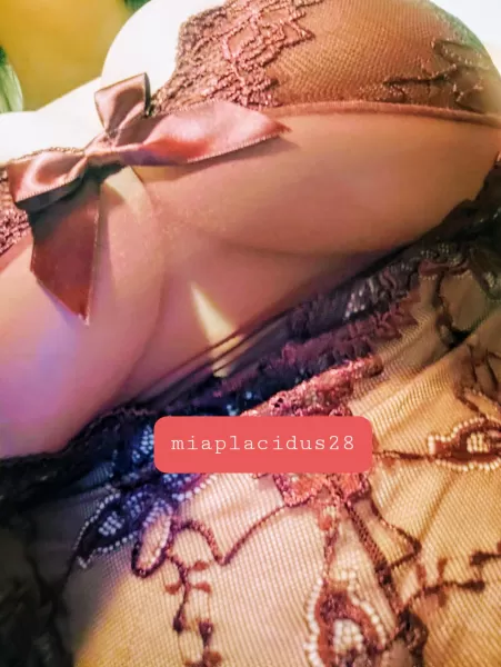 Just (m)y busty wife by miaplacidus28