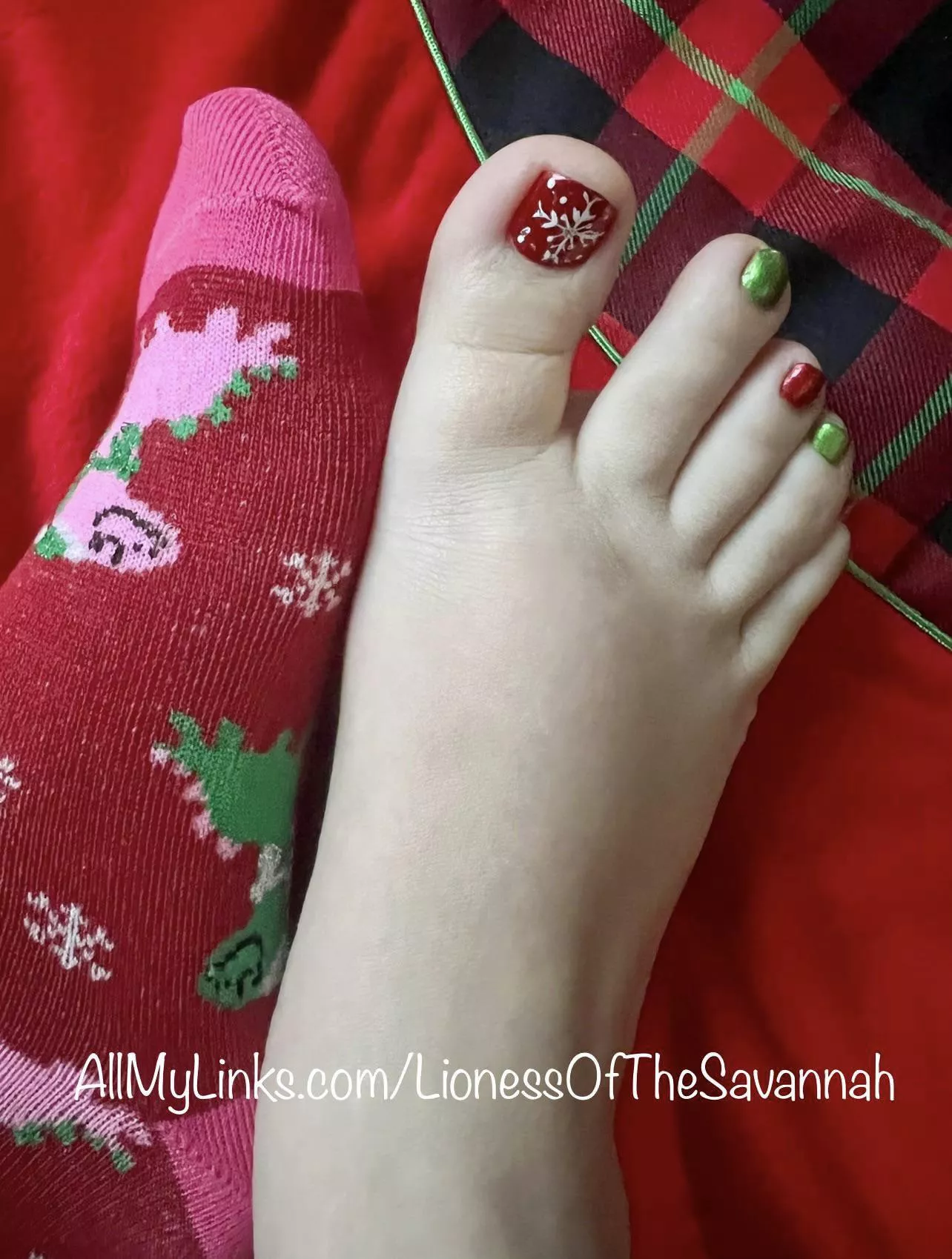 🎄 Just my cute footsies enjoying the holidays! ❤️❄️💚 (F) posted by Savannahs_Feet