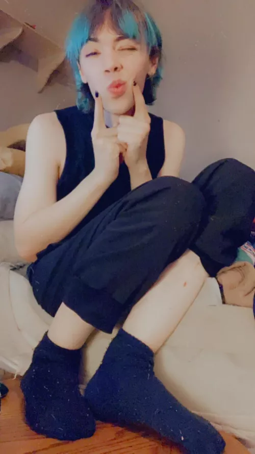 Just noticed I had a cut on my leg😡 by VaviValentine