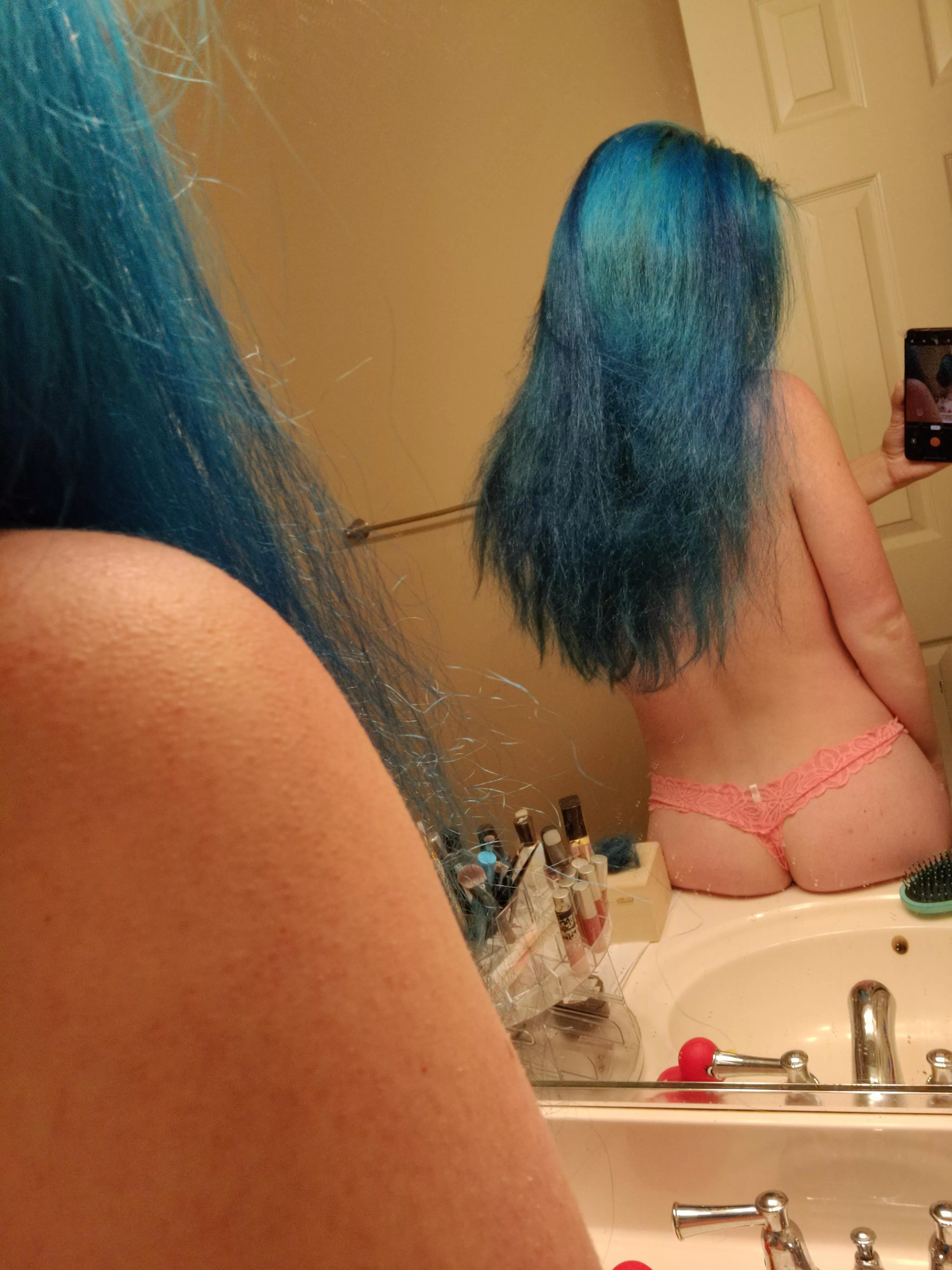 Just one more day til the weekend! Hopefully this helps get you to the end of the day 😘 posted by Sapphic_Sapphire_