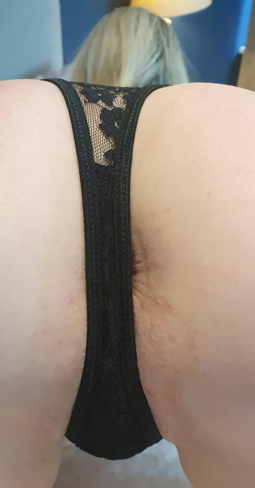 Just peeking through and ready to be eaten 🍑😈 by Laurawk85