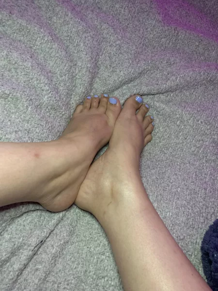 just rubbed baby oil into my pretty little feet 😋 by valentinebb