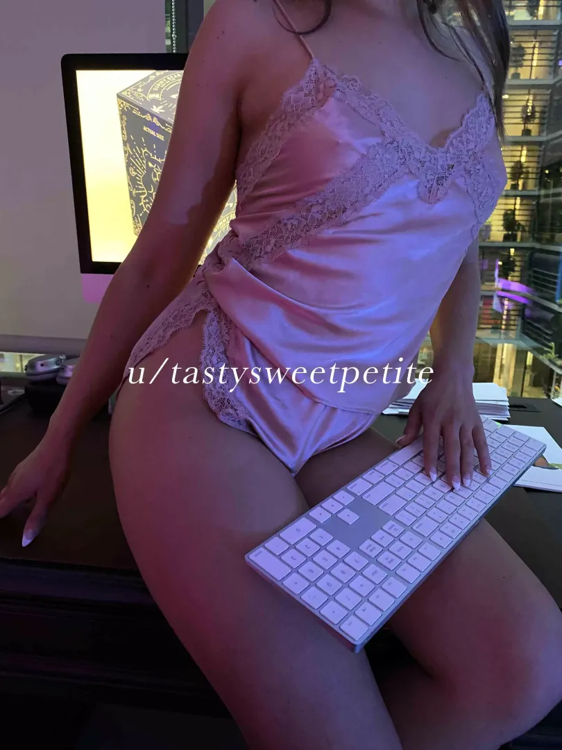 Just sitting her messaging my fans :) posted by tastysweetpetite