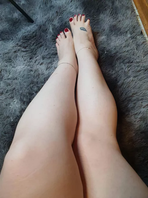 Just some chunky legs and toes to make your day better! by Mistress_ally_SA