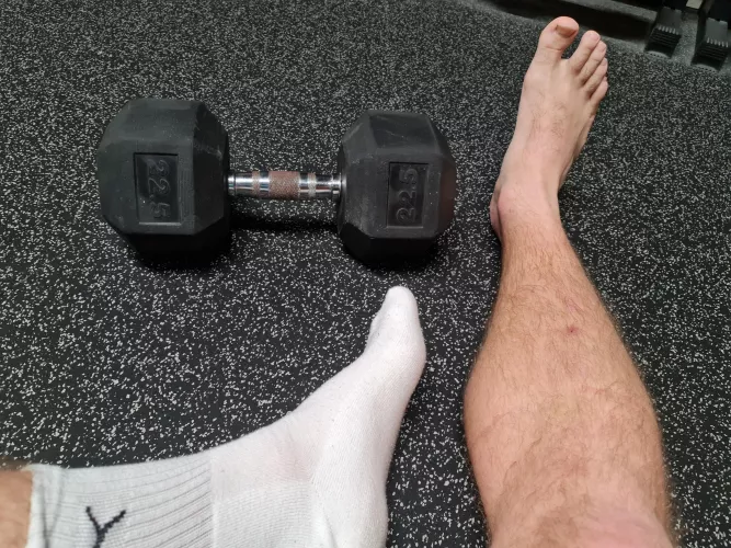 Just some stretching in the gym by Tilfeldig35