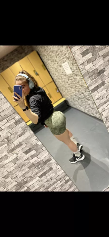 Just some tight camo shorts by sagahansen