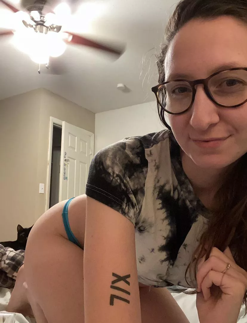 Just the MILF next door hanging out in bed posted by xoxomikki7