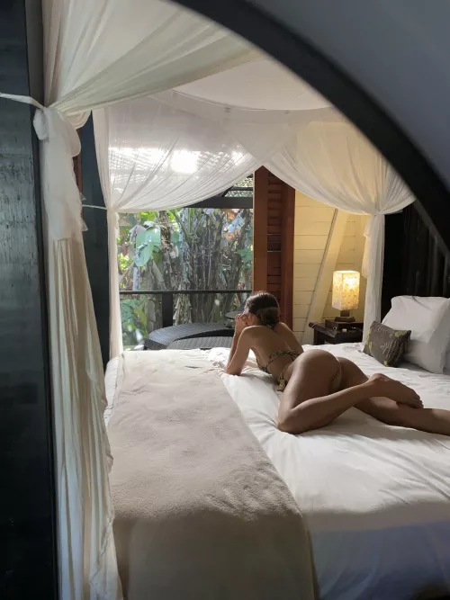 Just wanna tempt you to fuck a latina 😋 by HienZimmer