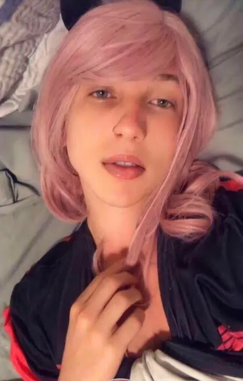 Just want someone to kiss me... by miasilva_21