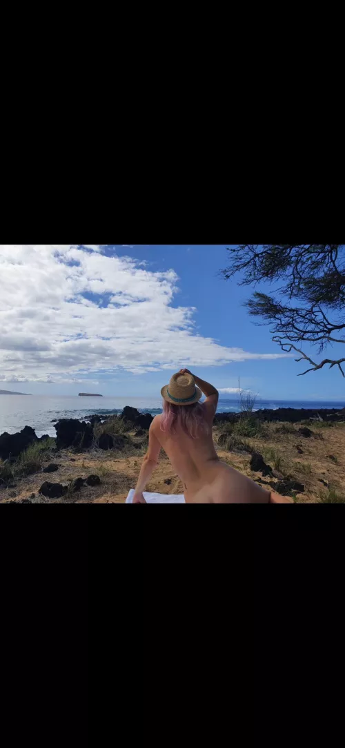 Just your regular girl (cougar 9 years older than hubby) who enjoys nude beach going and alternative naturist lifestyle. Care to join? I am petite but curvy! by bootyandthebeach