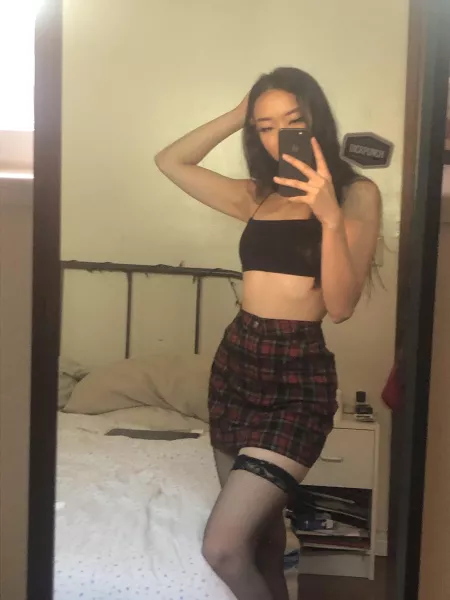 juuuust one slit of thigh showing by wooziio