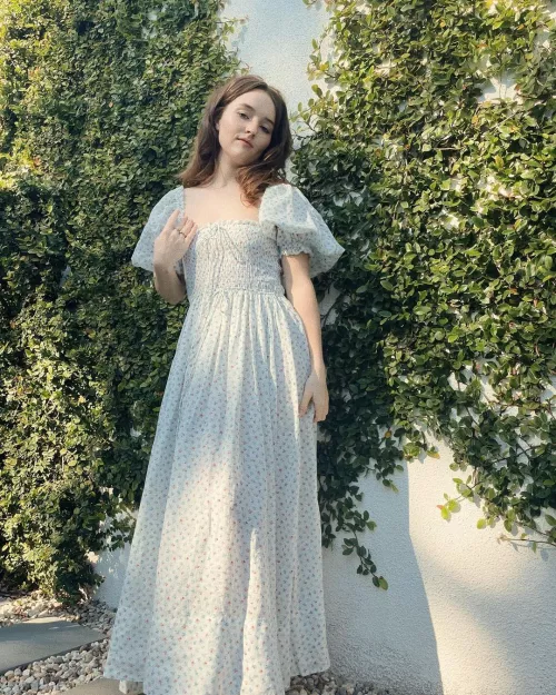 Kaitlyn Dever by GlamMetalLion