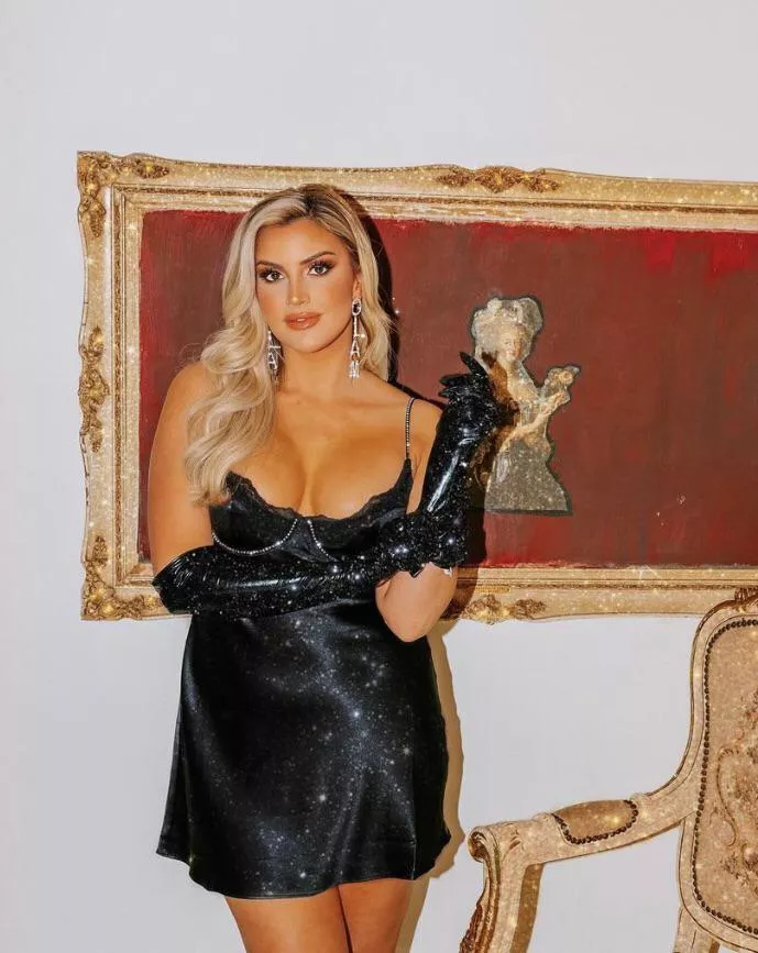 Kat 🤤 posted by Confident-Reveal3792