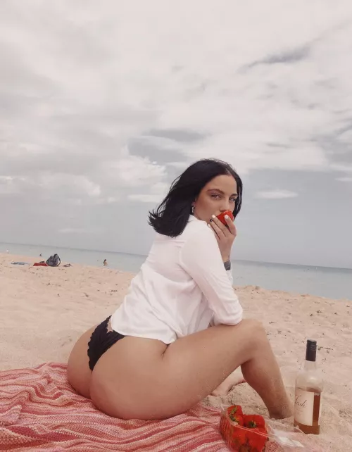 Katerina Machado + Beach Wine = 🤤 by vitacoco4