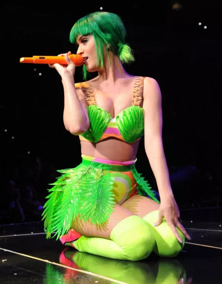 Katy Perry (x-post from /r/OnStageGW) by [deleted]