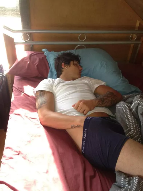 Keeping his hand warm posted by menareamazing