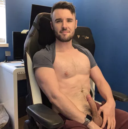 Keeping myself entertained while I sit in the queue for New World by KaiDaniels2054