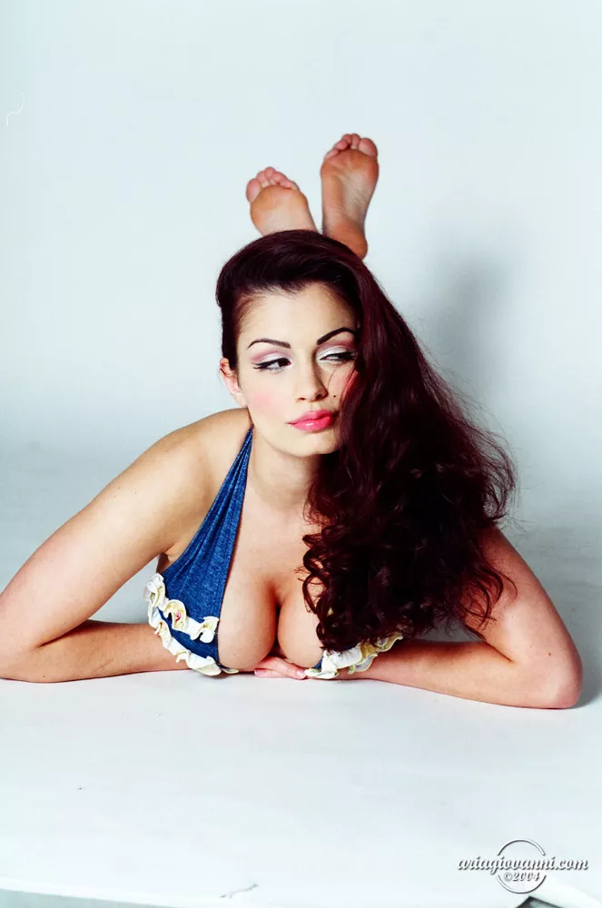 Killer cleavage. posted by devilbunnies