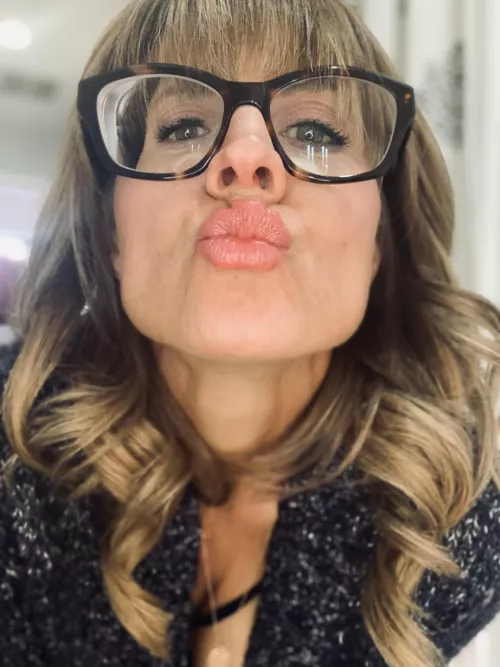 Kiss kiss by NerdyCookieBaker