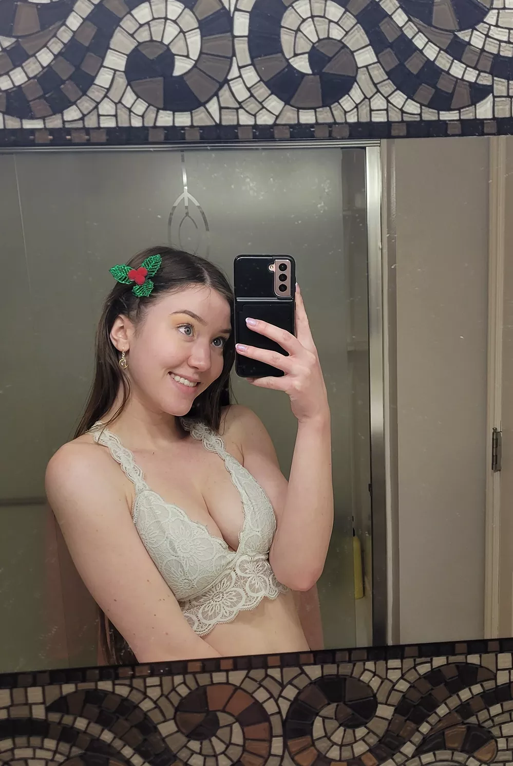 Kiss me under the mistletoe posted by jade_love_12345