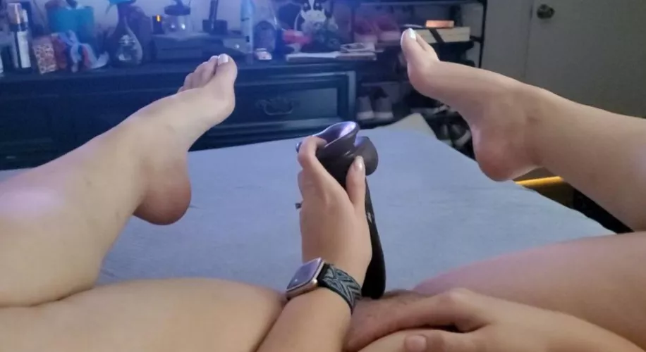 Kiss my feet while I stuff my pussy :) by honeybunwifey