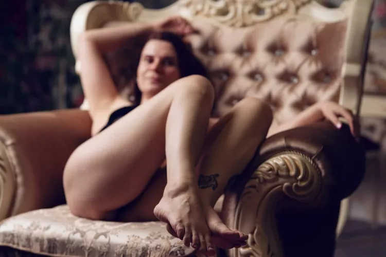 Kiss my toes, I know you want it by DiscoLiisa