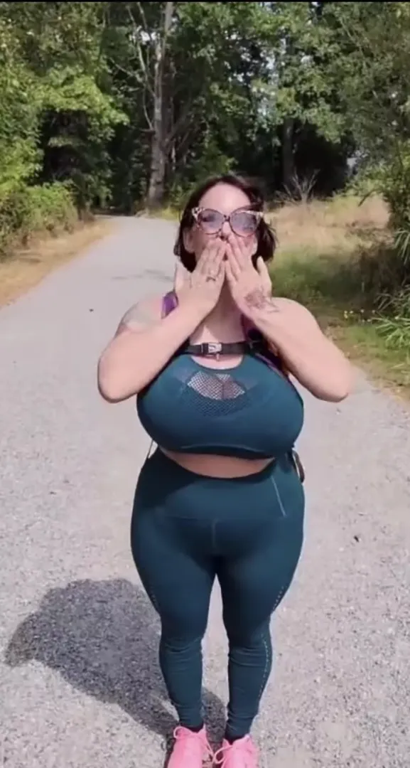 Kisses 😘 posted by downtothenutts