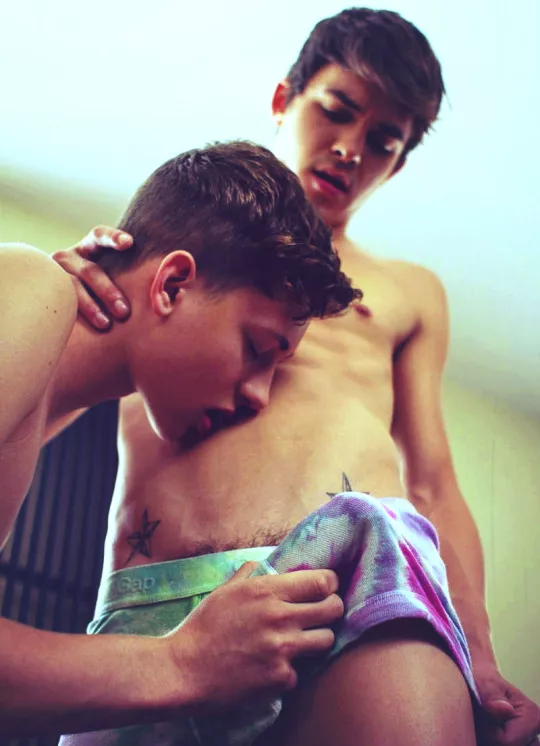 Kissing and Grabbing posted by menareamazing