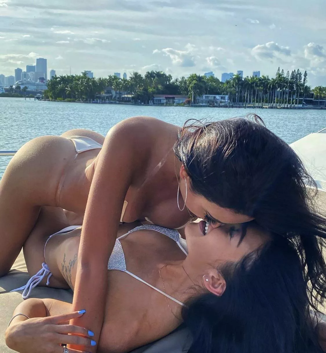Kissing in bikinis posted by 23snappy