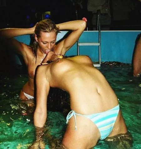 Kissing in the pool by Cunt_l_Puncher