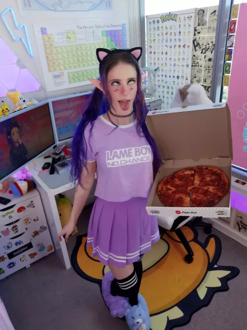 kitten has some pizza for you 🍕❤️ by lilfakegamer