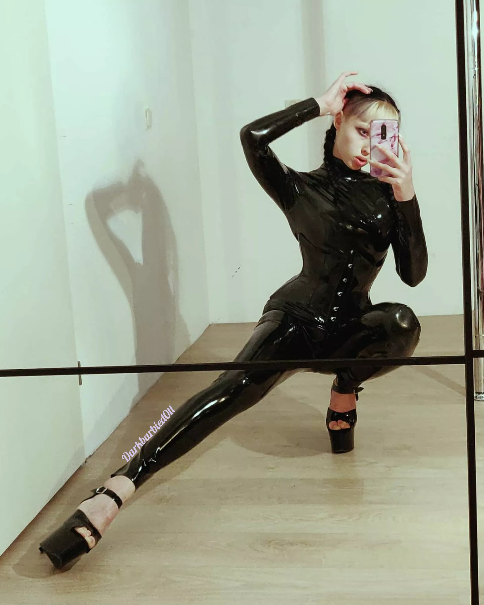 Laced up latex doll ⛓️💞 [25f] posted by darkbarbied0ll