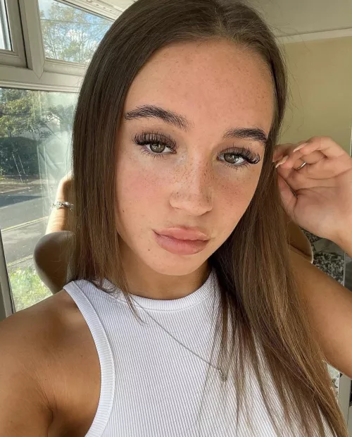 Lacie has such plump lips by Snoo78665