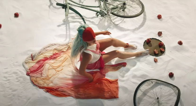Lady Gaga's new video... tons of focus on her bare feet and anklets by titeropes