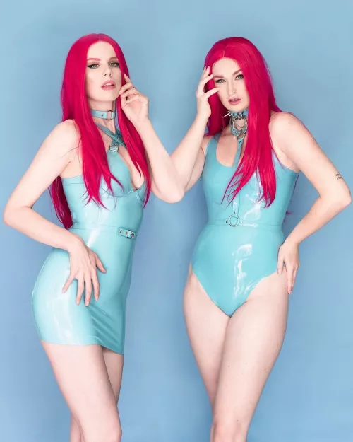 Lara and Elena by latexcaity