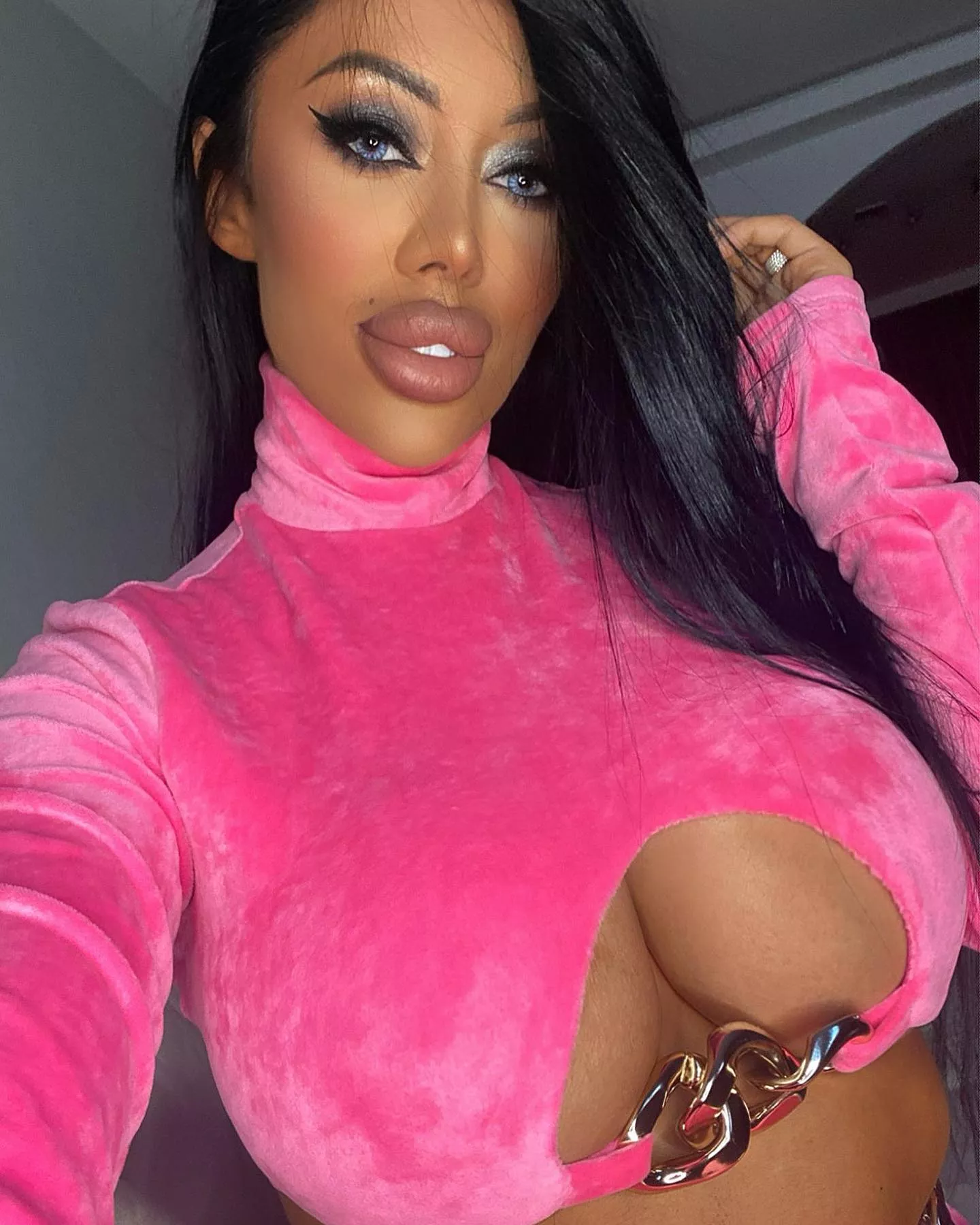 @lara_fr666 posted by gooningaccount