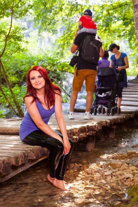 Lara Larsen - On The Bridge by lokmjuhbgtfcdesz