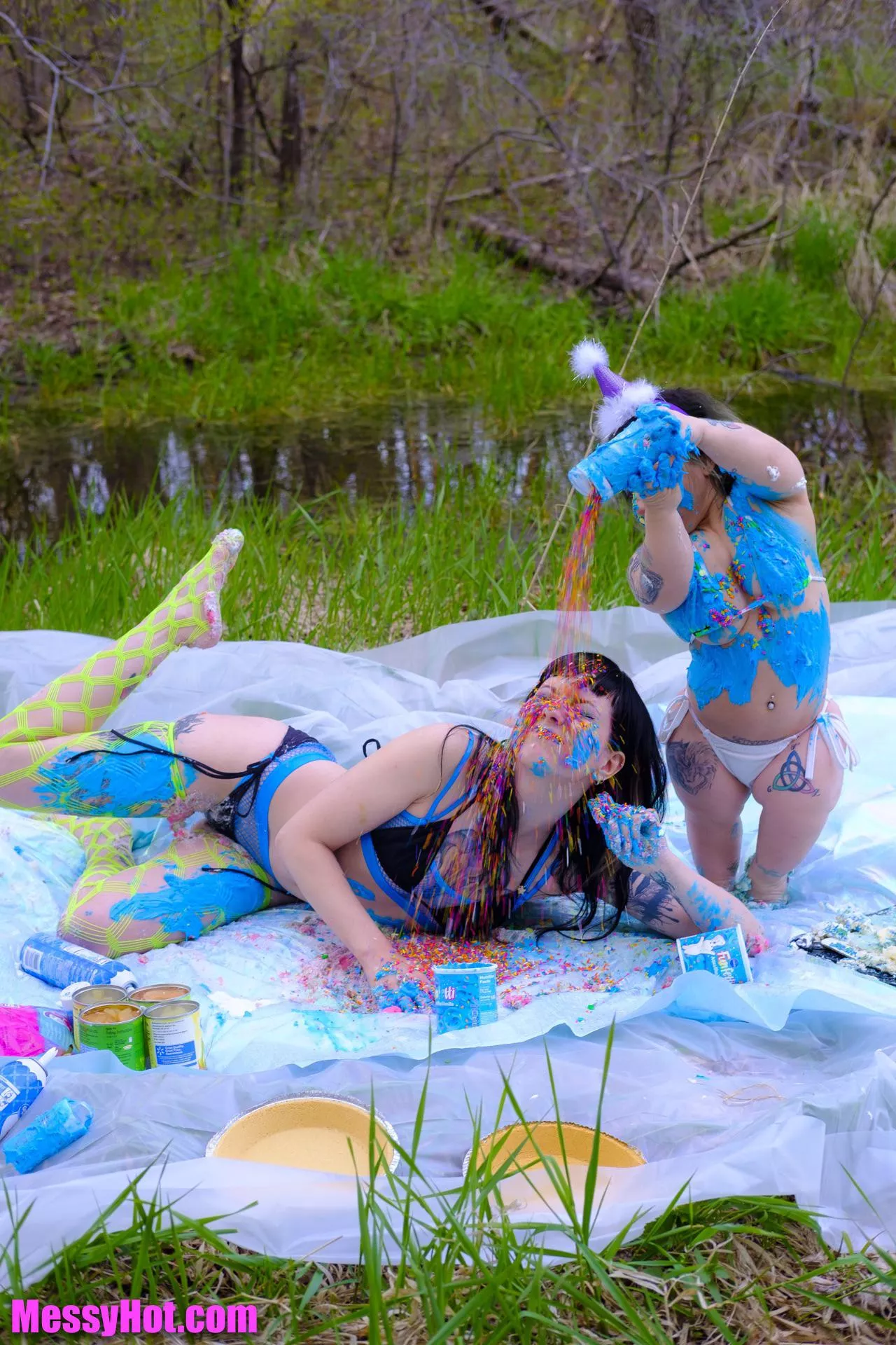 Larzstord treated to sweets by Cassee posted by MessyHot