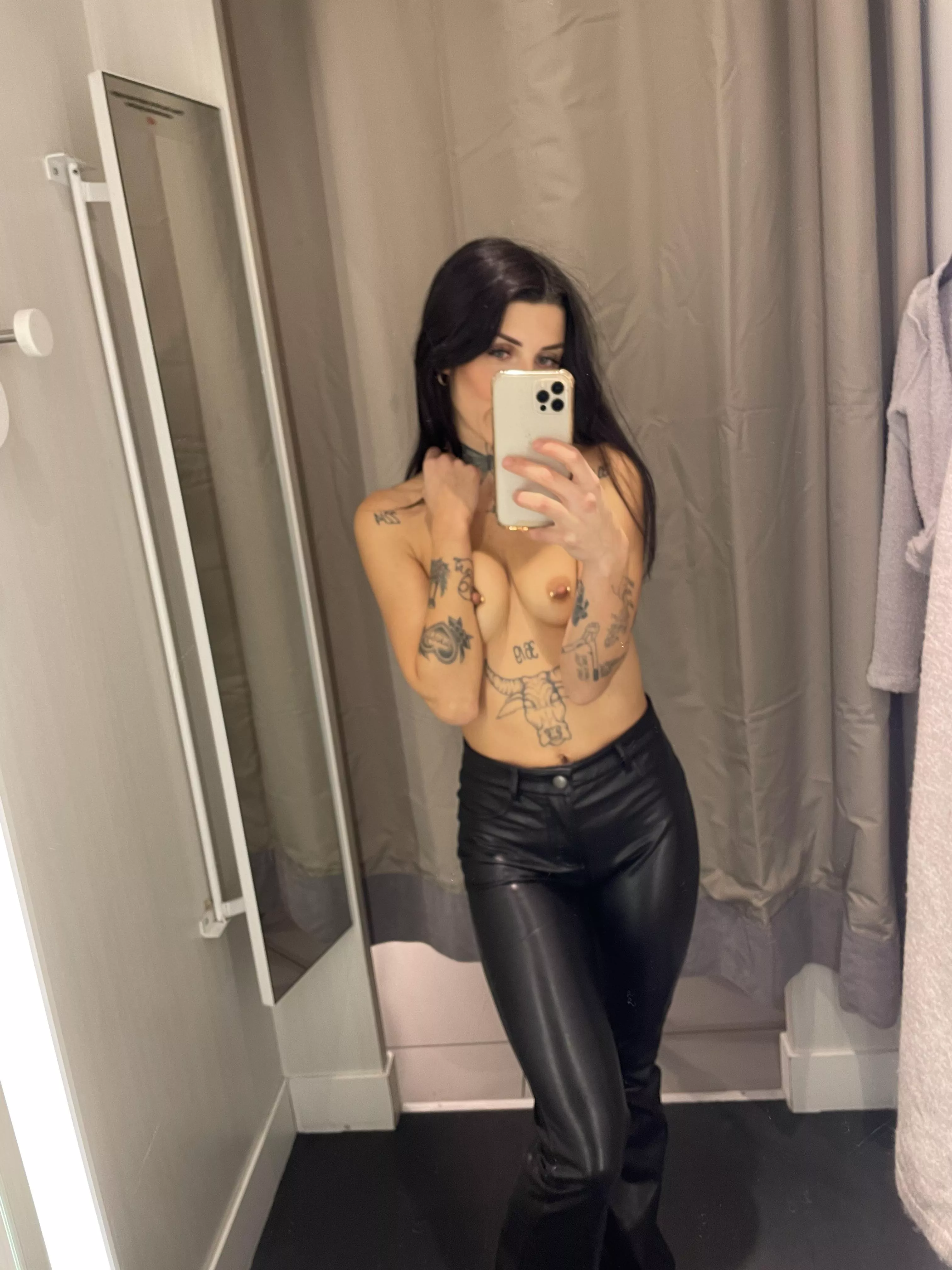 Last day for buying the Christmas Gift 🎁 😱🙈 [oc] [f] posted by Veganessa_1