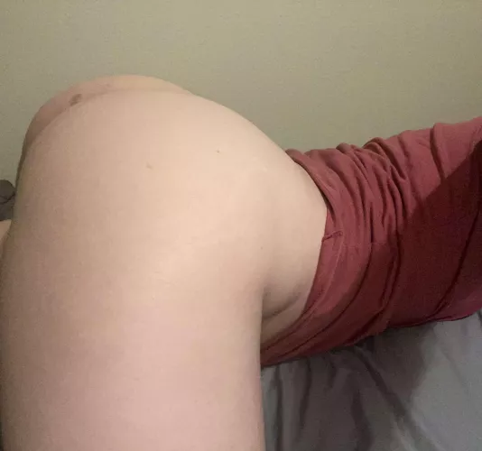 Late night gaming makes me so horny. Any tops wanna play. Dms open by iwanttoread69
